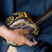 Đàn Sanshin bọc da trăn huyền bí của vùng Okinawa